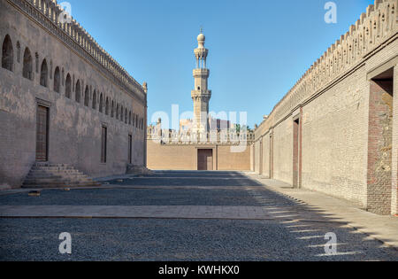 L'un des passages entourant la mosquée Ibn Tulun avec minaret de la mosquée Amir Sarghatmish à grande distance, Sayyida Zaynab, quartier du Caire médiéval, EGY Banque D'Images