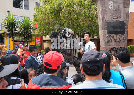 Les jeunes déguisés en personnages célèbres au Festival des vieilles années sur l'Avenue Amazonas Banque D'Images