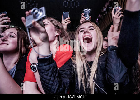Énergique et hystériques adolescentes crier comme craze lorsque l'idole pop danois Christopher entre dans la scène pour un concert à Vega à Copenhague. Ils sont prêts à l'aide de caméras numériques et téléphones intelligents pour capturer un moment inoubliable. Le Danemark, 04/04 2014. Banque D'Images