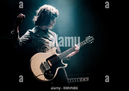 Le groupe de rock danois Volume velours effectue un concert live à Pumpehuset à Copenhague. Le groupe comprend les trois sœurs-Lahcmi nda (photo), Naomi et Nataja. Le Danemark, 25/03 2016. Banque D'Images