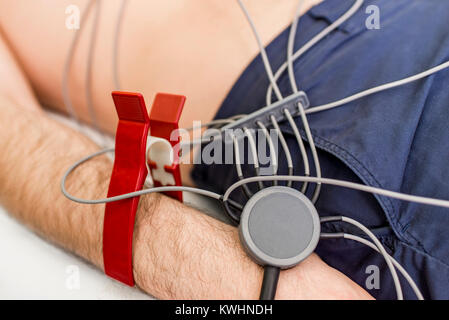 Ce jeune homme à l'hôpital d'EKG préventive Banque D'Images