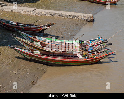 Les petits bateaux traditionnels, le long de la rivière Dala près de Yangon. Banque D'Images