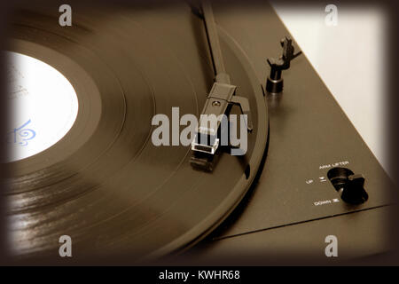 Gros plan d'un stylet à l'aiguille sur un disque vinyle Banque D'Images