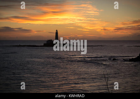 Lever du soleil à St Mary's, Whitley Bay, England, UK, FR, DE L'Europe Banque D'Images