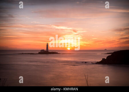 Lever du soleil à St Mary's, Whitley Bay, England, UK, FR, DE L'Europe Banque D'Images