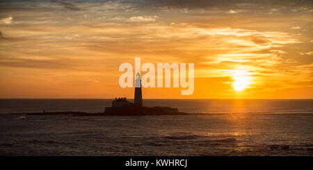 Lever du soleil à St Mary's, Whitley Bay, England, UK, FR, DE L'Europe Banque D'Images