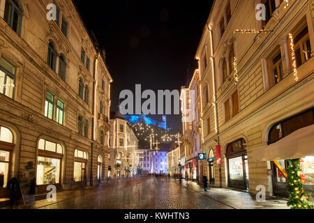 LJUBLJANA, SLOVÉNIE - le 21 décembre 2017 : l'avent nuit de décembre avec l'éclairage de décoration de Noël à la place de la ville et le château de Ljubljana. Banque D'Images