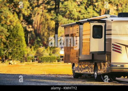 Camping dans camping. Diesel Pusher classe A avec toutes les diapositives sur la RV Park Camping. Autocar moderne. Banque D'Images