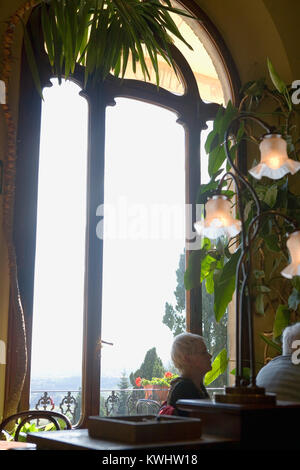 Le Caffé Poliziano, Via di Voltaia nel corso, Montepulciano, Toscane, Italie : fenêtre dans le salon de la célèbre café art nouveau Banque D'Images