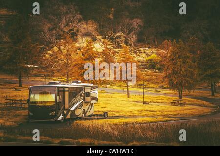 Camping autocar le temps. Diesel Pusher classe un camping dans le parc de véhicules de plaisance. En vr dans le style. Banque D'Images