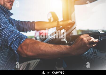 Emploi Chauffeur de camion semi. La préparation de camionneur caucasienne expédition long-courrier. Banque D'Images