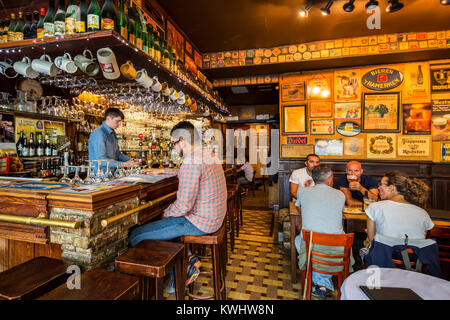 Les clients de boire de la bière belge en flamand café 't Brugs Beertje dans Bruges / Brugge, West-vlaanderen, Belgique Banque D'Images