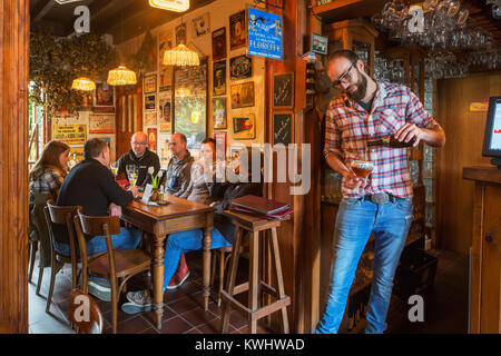 Bartender pouring bière belge dans le verre en flamand brasserie De Pikardijn dans le village Sint-Lievens-Houtem, Flandre orientale, Belgique Banque D'Images