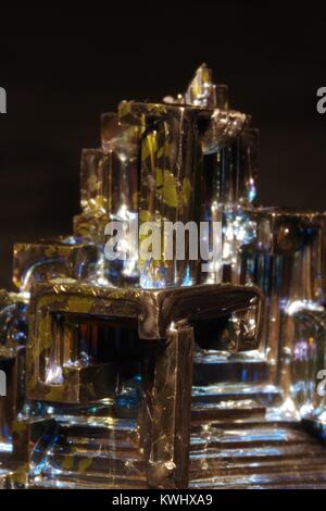 Macro Photo de bismuth Cristal Métal, affichage de réfraction et irisé couleur Structure escalier. La géologie, la chimie, l'abstrait. Devon, UK 2018 Banque D'Images