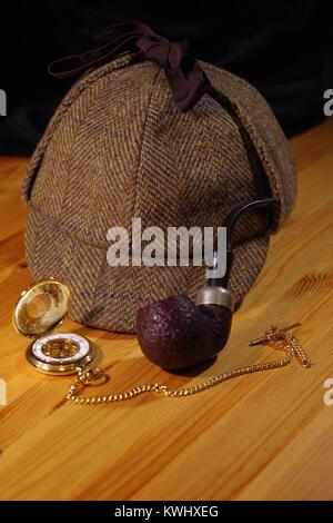 Sherlock Holmes' Still Life les effets personnels ; Deer Stalker Hat, Pipe, montre en or. Exeter, Devon, UK. Janvier, 2017. Banque D'Images