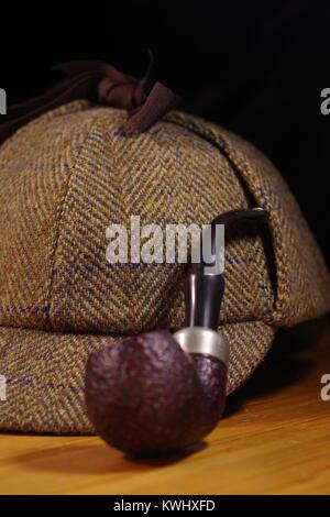 Sherlock Holmes' Still Life les effets personnels ; Deer Stalker Hat, Pipe. Exeter, Devon, UK. Janvier, 2017. Banque D'Images