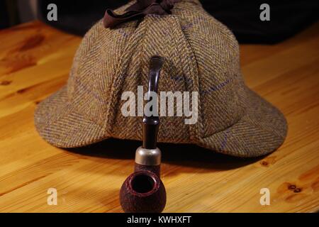 Sherlock Holmes' Still Life les effets personnels ; Deer Stalker Hat, Pipe. Exeter, Devon, UK. Janvier, 2017. Banque D'Images