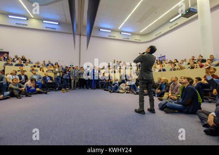 Personnes assistent à l'événement espace Crypto à Skolkovo Campus Banque D'Images