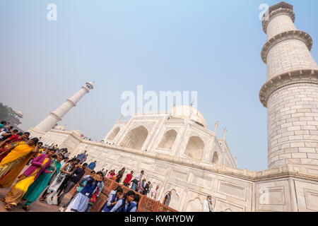 Les visiteurs indiens au Taj Mahal, Agra, Inde. Construit par l'empereur Moghol Shah Jahan, le mausolée abrite la tombe de sa femme Banque D'Images