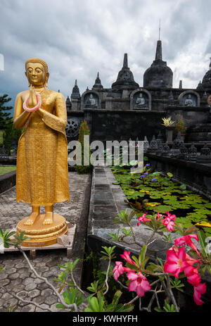 Brahma Vihara Arama, Statue de Bouddha au monastère bouddhiste, Banjar, près de Lovina. Bali, Indonésie Banque D'Images