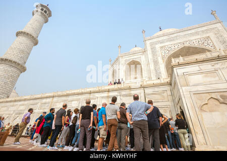 Les touristes occidentaux au Taj Mahal, Agra, Inde. Construit par l'empereur Moghol Shah Jahan, le mausolée abrite la tombe de sa femme Banque D'Images