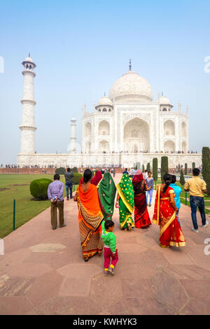 Les touristes domestiques au Taj Mahal, Agra, Inde. Construit par l'empereur Moghol Shah Jahan, le mausolée abrite la tombe de sa femme Banque D'Images