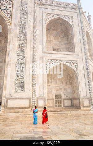 Les visiteurs à l'indiennes le Taj Mahal, Agra, Inde. Construit par l'empereur Moghol Shah Jahan, le mausolée abrite la tombe de sa femme Banque D'Images