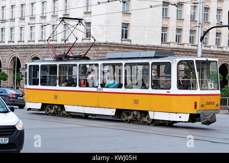 Sofia, Bulgarie - Juillet 04, 2017 : l'Europe de l'est typique du centre-ville de Sofia, Bulgarie tramway. Le réseau de tramway est composé de 15 lignes urbaines. Banque D'Images