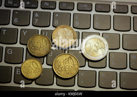 Pièces en euro sur le clavier de l'ordinateur portable - faire de l'argent en ligne Banque D'Images