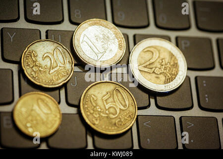 Pièces en euro sur le clavier de l'ordinateur portable - faire de l'argent en ligne Banque D'Images