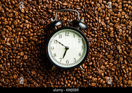Vintage réveil et les grains de café. Vue d'en haut. Banque D'Images