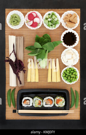 Aliments de santé japonais avec sushi, wasabi et pâte de miso, tofu, légumes frais, et les nouilles Udon sobu, soja, avec des aliments riches en oméga 3, protéines, António Banque D'Images