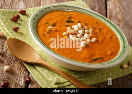 Soupe d'arachides fraîchement préparé avec des greens close-up sur une plaque sur une table horizontale. Banque D'Images