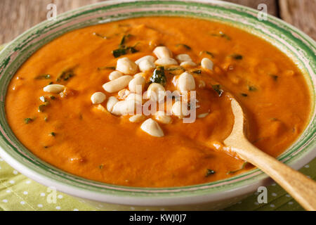 Soupe crème d'arachides maison close-up sur une plaque horizontale. Banque D'Images