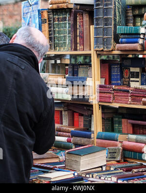 Livre ancien sur l'étal du marché de Portobello Road, Londres Banque D'Images