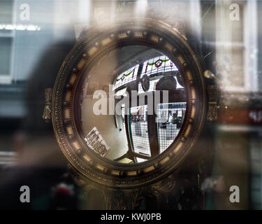 Miroir Antique Gold dans un atelier fermé sur Portobello Road, London Banque D'Images