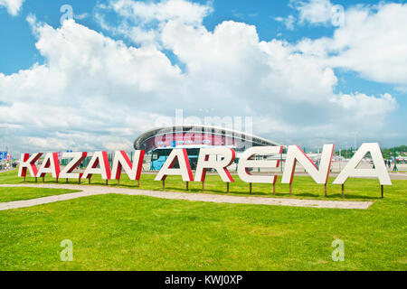 KAZAN, RUSSIE - 18 juin 2017 : grand panneau disant Kazan Arena sur la pelouse en face de Kazan Arena Stadium lors de la Coupe des Confédérations de la FIFA Banque D'Images