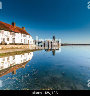 Langstone Harbour avec moulin et Royal Oak sur la mi-hiver matin au lever du soleil avec soleil d'hiver lumineux et marée haute - format carré Banque D'Images