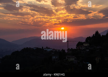 Un beau soleil sur le nord de l'Italie. Banque D'Images