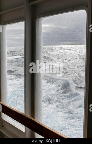 Navire de passagers aventurier océan sails rough Passage de Drake en route vers l'Antarctique Banque D'Images