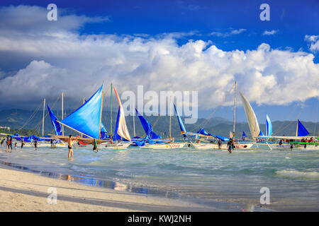 L'île de Boracay, PHILIPPINES - le 18 novembre 2017 : voiliers traditionnels sur les plage de Boracay Banque D'Images