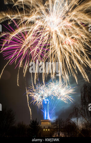 Nuit dans Fireworks ville tchèque Ostrava près de la mairie Banque D'Images