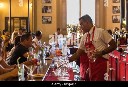 Vue intérieure d'Ernest Hemingway's bar favori Floridita avec vue sur la barre à La Havane Cuba Cuba Cuba - Reportage Banque D'Images