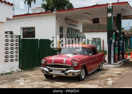 Matanzas, Cuba - 18 juin 2017 : American Red Pontiac voiture de collection sur la station d'essence dans la région de Matanzas Cuba - cuba Reportage Serie Banque D'Images