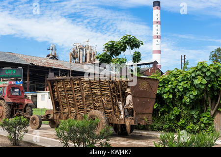 Agriculteur cubain avec le tracteur sur le chemin de l'usine de canne à sucre à Santa Clara Cuba - cuba Reportage Serie Banque D'Images