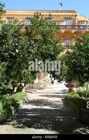 NAPLES , ITALIE LE 16/10/2016 Le cloître de San Gregorio Armeno, Naples Banque D'Images