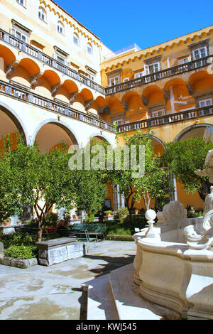 NAPLES , ITALIE LE 16/10/2016 Le cloître de San Gregorio Armeno, Naples Banque D'Images