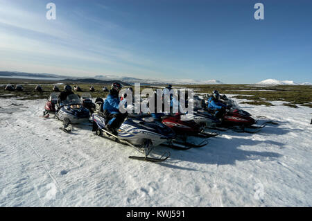 Les visiteurs de profiter de l'Islande à travers le Pingvillir Motoneige Équitation parc national en Islande Banque D'Images