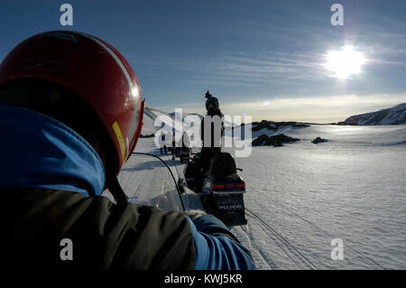 Un groupe de touristes sur leur motoneige à travers le Pingvillir parc national en Islande Banque D'Images