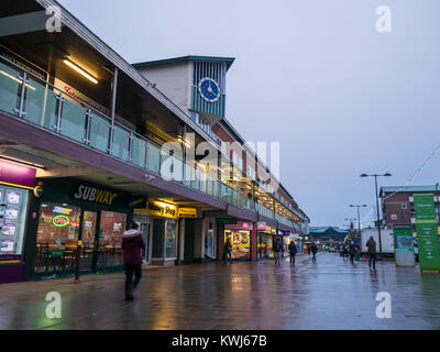 Aube lumière au moment de Noël dans la société street Shopping Centre, Corby, Angleterre. Banque D'Images